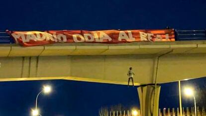 El muñeco con la camiseta de Vinicius, junto a una pancarta que reza 'Madrid odia al Real'.