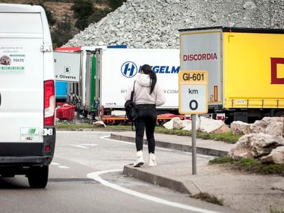 Una mujer en situación de prostitución, junto a la carretera en el municipio de La Jonquera.