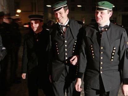 Tres j&oacute;venes de ultraderecha llegan al baile celebrado en Viena coincidiendo con la conmemoraci&oacute;n del Holocausto.