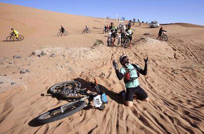 Un competidor reacciona después de cruzar la duna durante la cuarta etapa entre Boumalne Dades y Merzouga (Marruecos), el 2 de mayo de 2018.