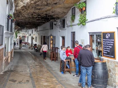 La calle de las Cuevas de la Sombra, en  Setenil de las Bodegas (Cádiz).