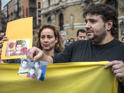 El excompañero de la mujer colombiana asesinada muestra fotos de la pareja y del hijo.