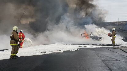 Un grupo del Ministerio de Emergencias de Rusia apaga un incendio en el tanque que provocó el vertido, el pasado domingo.
