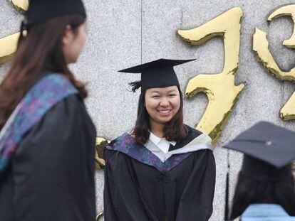 Estudiantes posan durante su graduaci&oacute;n en Xiangyang, provincia de Hubei.