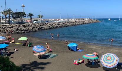 La Playa Las Marañuelas, en Arguineguín, con las carpas de atención a inmigrantes de la Cruz Rojas montadas en el muelle al fondo.