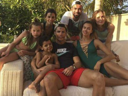 Cristiano junto a su hijo, Irina y un grupo de amigos, el pasado fin de año, en la que es la última foto de la pareja.