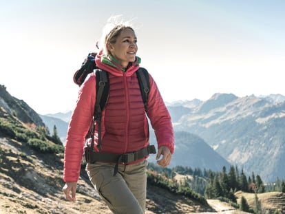 La chaqueta de montaña perfecta para estar cómoda y abrigada durante las rutas de otoño-invierno. GETTY IMAGES.