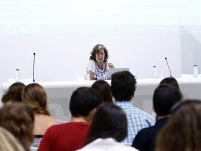 La subdirectora de EL PA&Iacute;S, Berna Gonz&aacute;lez-Harbour, habla con los estudiantes. 