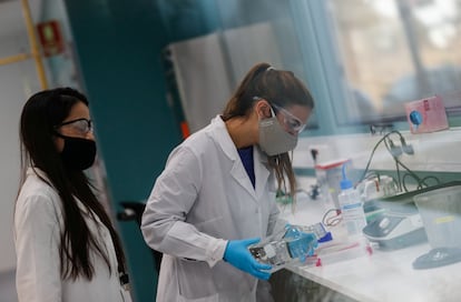 Dos trabajadoras del laboratorio de mAbxience en Argentina, el año pasado.