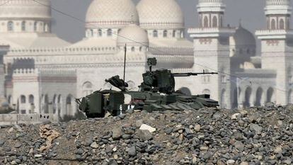 Un veh&iacute;culo militar frente al palacio presidencial yemen&iacute;. 