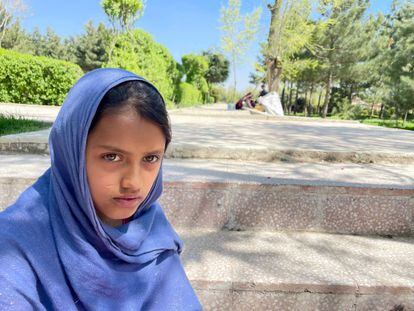 “Me levanto a las siete, limpio y trabajo todo el día aquí, viendo las flores, sin nada más que hacer”, dice Yasina. El régimen talibán no permite a las mujeres trabajar, practicar deporte, estudiar o viajar solas sin la compañía de un hombre. Tras la llegada de los talibanes, la pobreza ha aumentado y 14 millones de niños y adolescentes se enfrentan a niveles de hambre que ponen en peligro su vida, obligando a los padres a tomar medidas extremas, como enviarlos a trabajar.