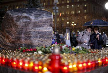 Cientos de personas hacen cola para participar en el acto en memoria de las víctimas de la represión política, este martes en Moscú.