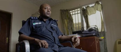 En Freetown, aseguran las chicas, las redadas son frecuentes. La policía arresta a 10, 15 o 20 jóvenes y las lleva hasta los calabozos de las dependencias policiales. Los agentes aseguran cumplir con la ley, retenerlas durante un mínimo tiempo y después ponerlas a disposición de una suerte de servicios sociales que opera en la ciudad. Sin embargo, Aminata y sus compañeras cuentan que no es eso lo que sucede, su versión es distinta: "Nos ponen las esposas, nos violan, no pagan ni un león y luego nos sueltan otra vez".