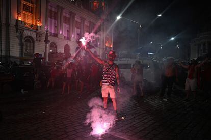 En la plaza de Cinelandia, en Río de Janeiro, un ciudadano partidario de Lula festeja con bengalas.