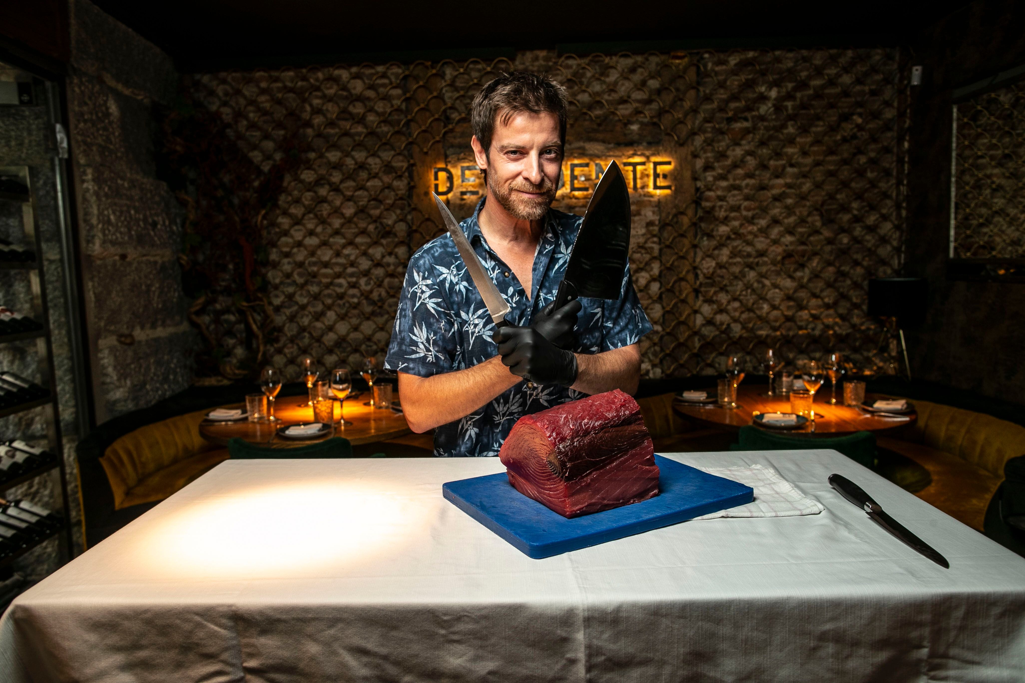 Manu Baqueiro se recrea ante un lomo de atún en el restaurante Decadente, el pasado 10 de agosto en Madrid. 