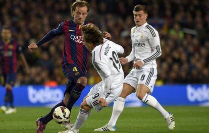Luka Modric, en uno de los duelos con Rakitic en el Camp Nou