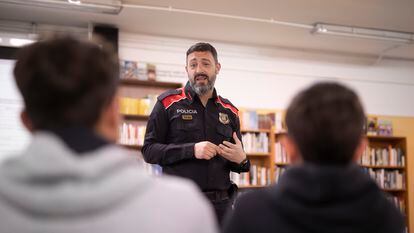 Un policía imparte un taller contra el acoso en un instituto de Barcelona.