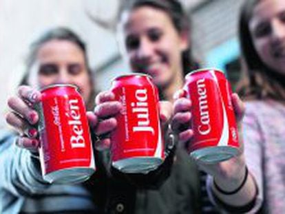 Coca-Cola lanzó 550 millones de envases con los 114 nombres más comunes en España, según el INE.