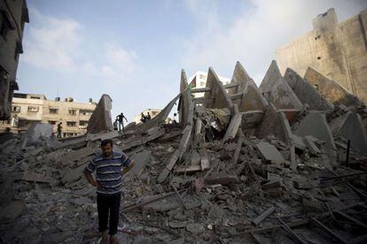 Restos de uno de los edificios bombardeados este martes en Gaza.