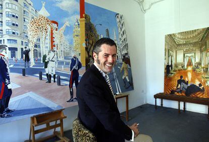 El pintor Ignacio Goitia posa en su estudio de Bilbao junto a dos de sus obras.