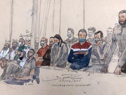 Ilustración de la última sesión del juicio por los atentados de París, con el principal acusado, Salah Abdeslam, junto al resto de detenidos, en París, este lunes.