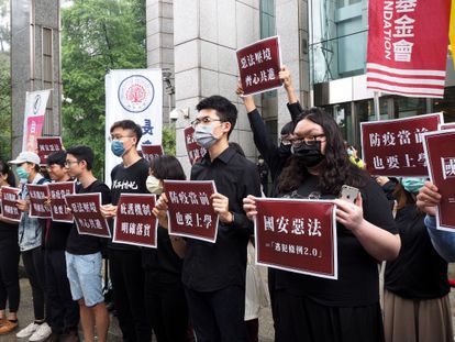 Representantes de la sociedad civil en Taipéi se manifiestan contra la ley china de Seguridad Nacional para Hong Kong.