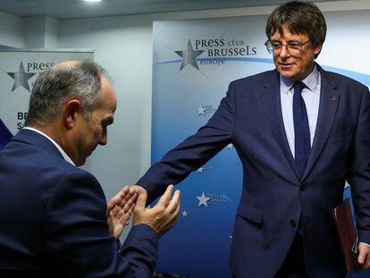 Carles Puigdemont recibía los aplausos de Miriam Nogueras, portavoz de Junts en el Congreso, y del secretario general de la formación, Jordi Turull, este jueves en Bruselas.