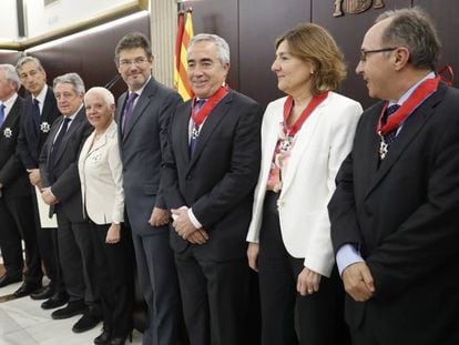 El ministro de Justicia, Rafael Catalá, junto a los fiscales premiados.