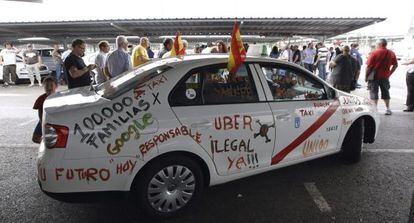 Un taxi con pintadas en protesta por la "ilegalidad" de Uber.