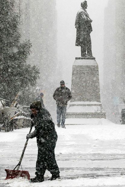 Un hombre retira nieve en un parque de Nueva York.