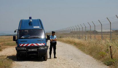 Un polic&iacute;a, junto al almac&eacute;n militar en Miramas (cerca de Marsella).