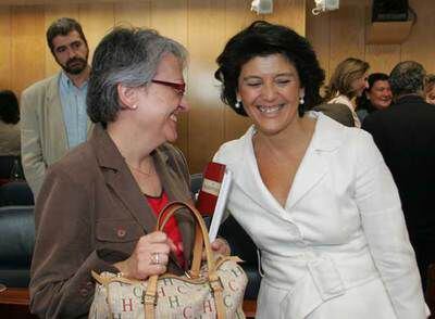 La diputada socialista Matilde Fernández y la consejera  Gador Ongil,  en la comisión de Familia.