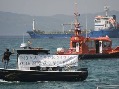 Una embarcaci&oacute;n deportiva protesta contra la moratoria del at&uacute;n rojo.