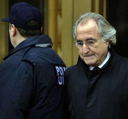 Bernard Madoff abandona el Tribunal Federal en enero de 2009.
