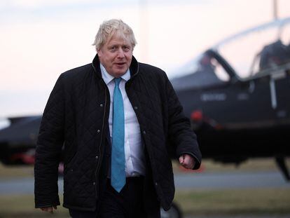 Boris Johnson, este jueves en una visita a una base de la Fuerza Aérea británica en Anglesey, Gales.