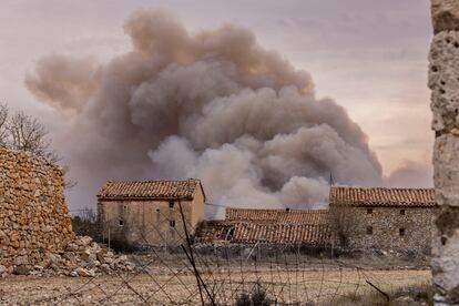 Una gran columna de humo vista desde la aldea de Los Peiros, el pasado viernes, en el municipio turolense de San Agustín.