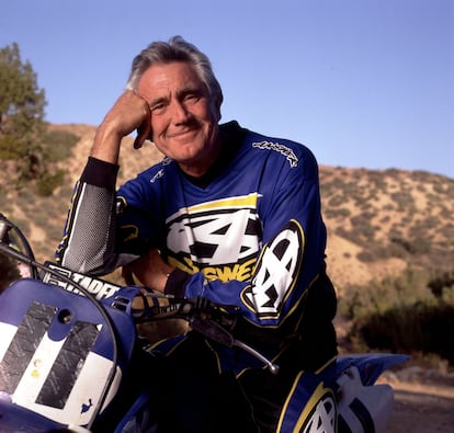 George Lazenby retratado a lomos de su moto en 1999 en California, treinta años después de dar vida a James Bond.