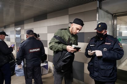 La policía revisa el código QR de un pasajero en el metro de Moscú, este miércoles.