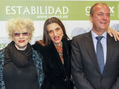 El presidente del gobierno de Extremadura junto a Magüi Mira y Ángela Molina.