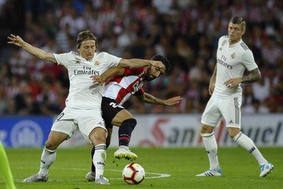 Luka Modric y Raúl García, durante el partido entre el Athletic y el Real Madrid celebrado el día 15.