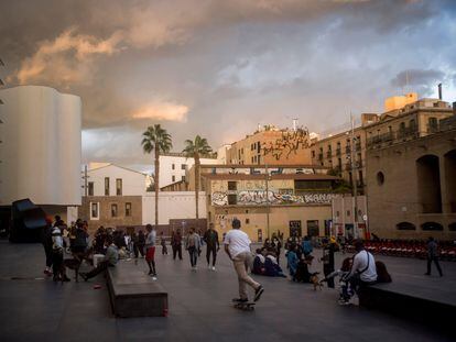 Un grupo de personas en la plaza del MACBA, el Museo de Arte Contemporáneo de Barcelona.