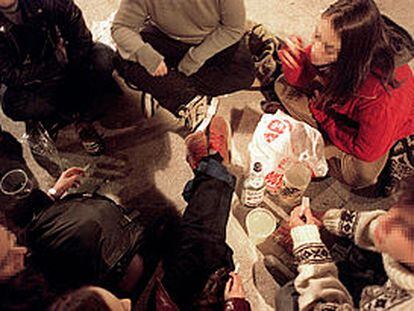 Jóvenes consumiendo alcohol en la plaza del 2 de Mayo, en Madrid.