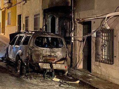 Fachada de la vivienda del alcalde de Navas de San Juan (Jaén) tras el incendio de la pasada madrugada, difundida en redes por el PSOE.