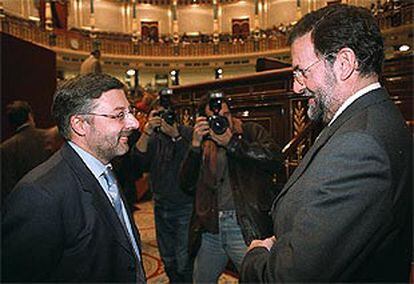 José Blanco y Mariano Rajoy, durante un pleno del Congreso de los Diputados.