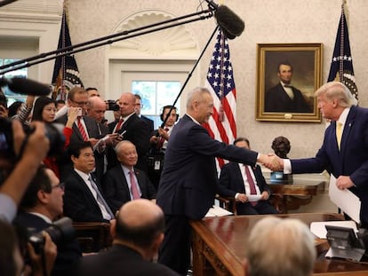 Donald Trump posa con el viceprimer ministro chino Liu He el 11 de octubre, al anunciar la primera fase del acuerdo comercial con China.