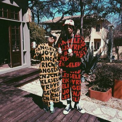 La cantante Amber Rose y su expareja, el rapero Wiz Khalifa, con un atuendo a conjunto de la marcar SXSW. El rapero se encargó de mostrar orgulloso sus estilismos en su cuenta de Instagram en marzo de 2014.