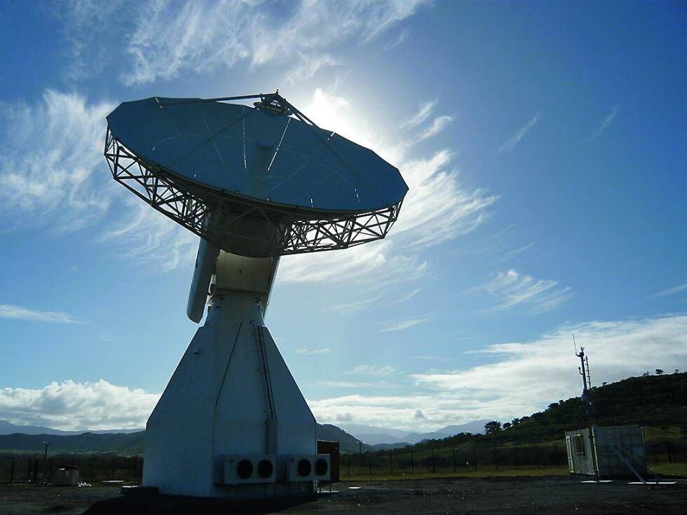 La Agencia Espacial  Europea tiene  antenas de telemetría  como la de la  imagen repartidas  por todo el mundo.  Esa está en Numea  (Nueva Caledonia).