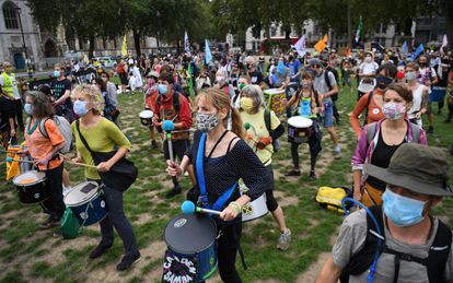 Activistas de Extinction Rebellion protestan con mascarilla frente al Parlamento británico en Londres, el miércoles 9 de septiembre.