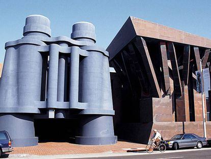 La sede de Google en Los Ángeles, un edificio nada corriente de Frank Gehry, el autor del Guggenheim de Bilbao, pensado originalmente para albergar la sede de la agencia de publicidad de su amigo Jay Chiat. |