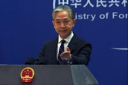 El Ministro de Relaciones Exteriores de China, Wang Wenbin, durante una rueda de prensa en la oficina del Ministerio de Relaciones Exteriores en Beijing, este lunes 13 de febrero.